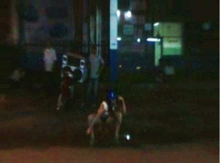 “Chân dài” nhảy khiêu dâm giữa phố để bán “kẹo”?